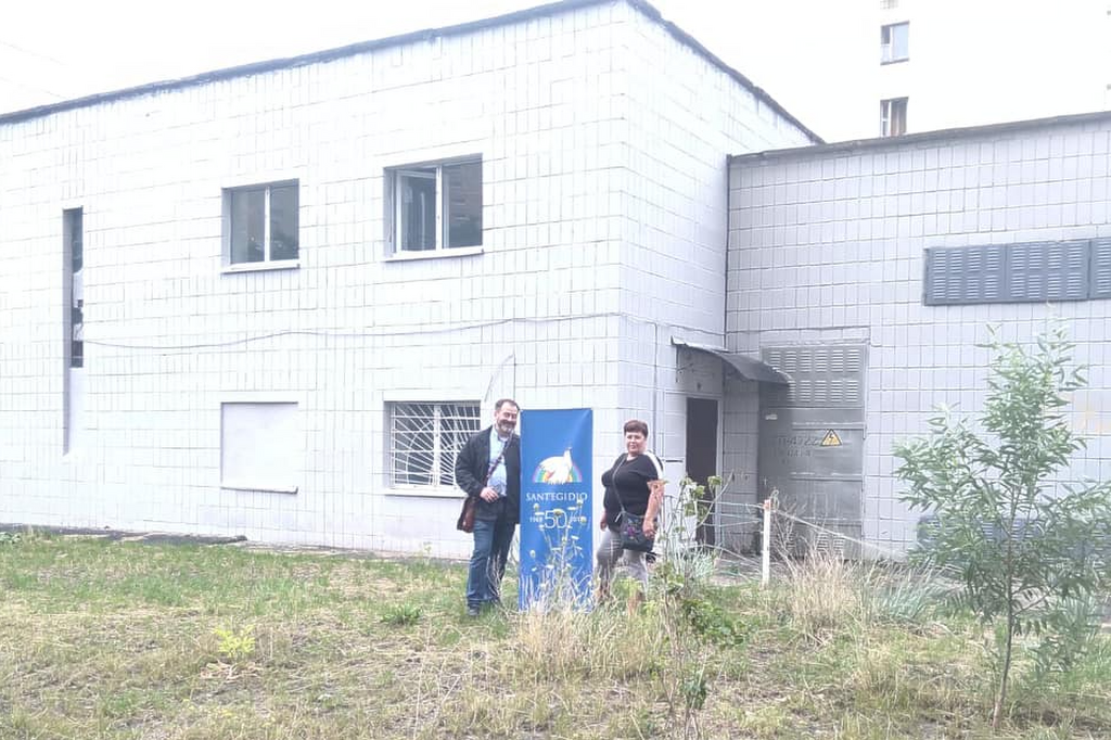 Während in Kiew das Zentrum der Gemeinschaft, das von einer Rakete getroffen wurde, wiederhergestellt wird, öffnet ein weiterer Ort für die Ausgabe von Hilfsgütern
